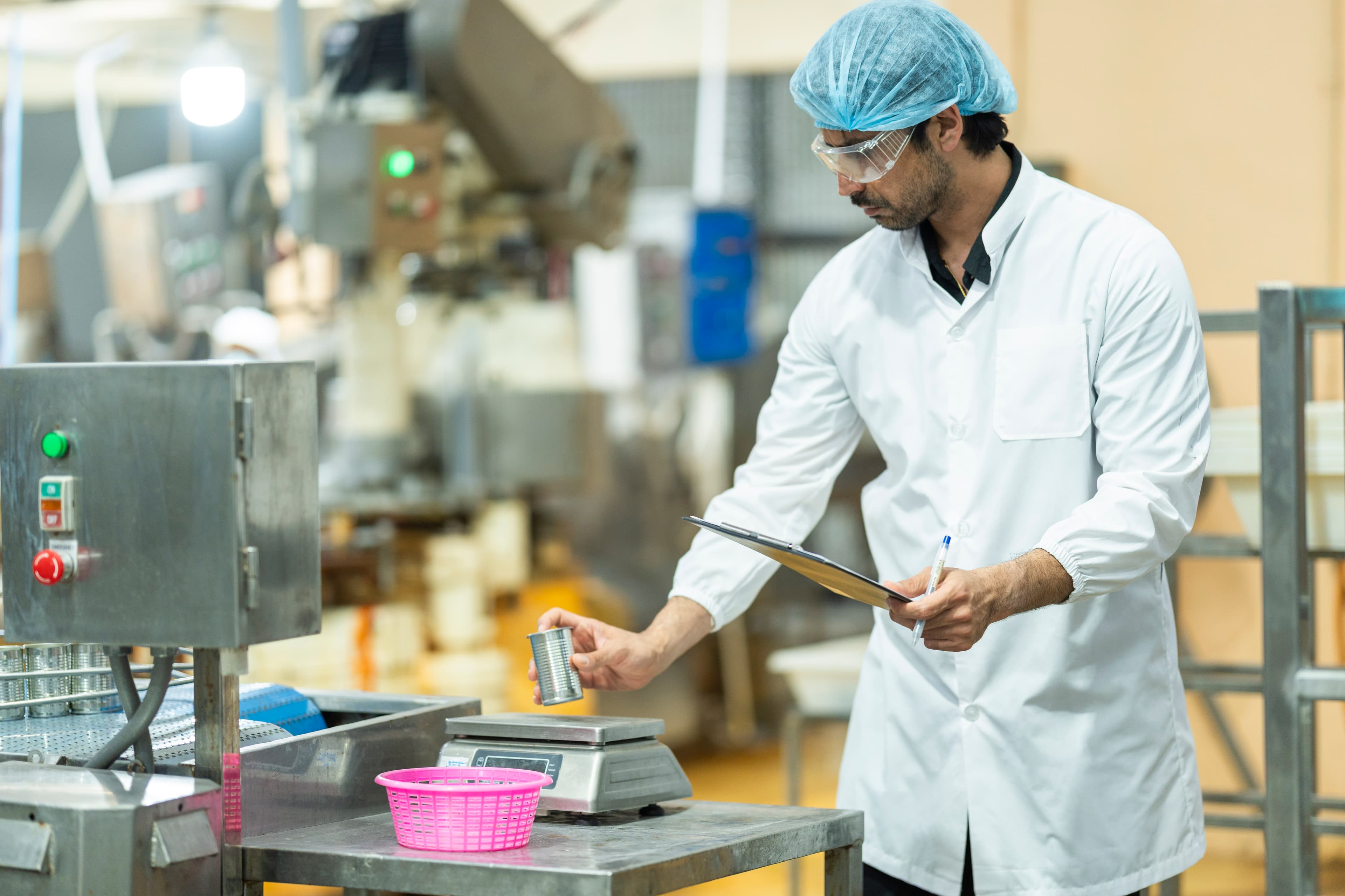 INDUSTRIALES & FABRICANTES